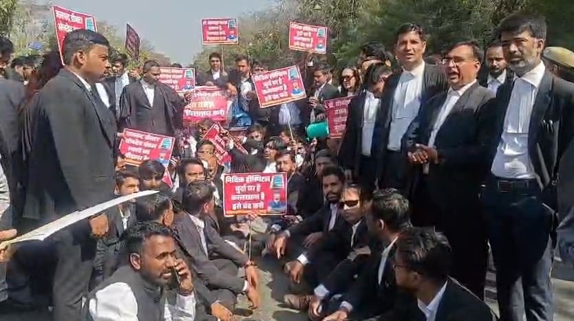 Protest Erupts Outside Rajasthan High Court as Lawyers Block Gate No. 3 Seeking Doctor’s Arrest