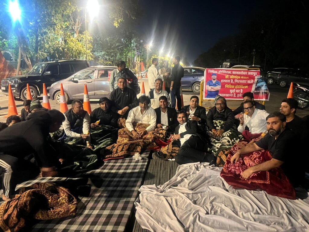 Jaipur Lawyers Block Roads Overnight, Sit-in Protest Continues Outside High Court Gate No. 3