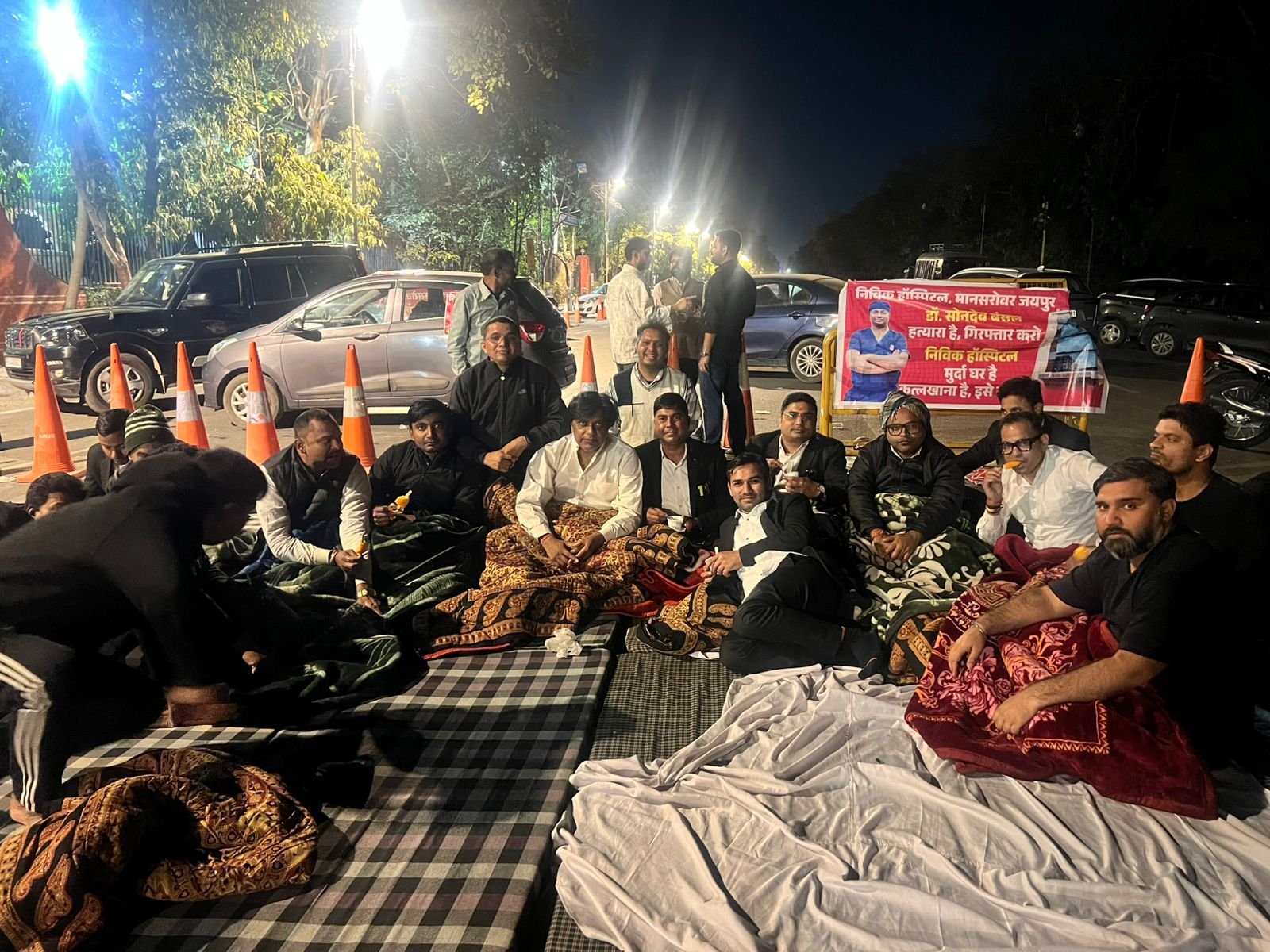 Jaipur Lawyers Block Roads Overnight, Sit-in Protest Continues Outside High Court Gate No. 3