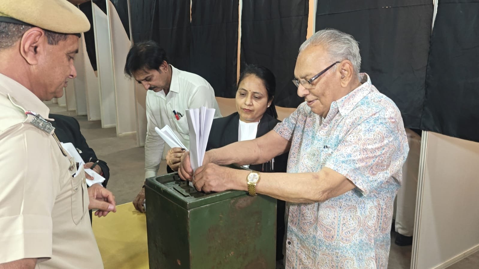 Chaos at Rajasthan Bar Council Polls: 94-Year-Old Justice V.S. Dave Votes Amid Mismanagement