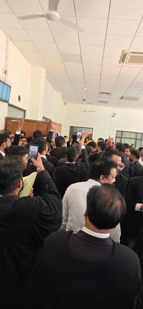 reaking: Lawyers Protest Outside Acting Chief Justice's Court at Rajasthan High Court