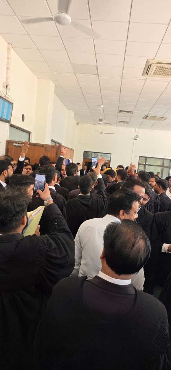 reaking: Lawyers Protest Outside Acting Chief Justice's Court at Rajasthan High Court