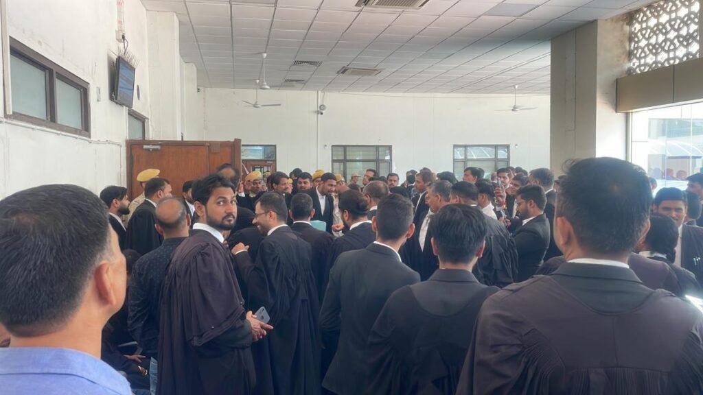 Breaking: Lawyers Protest Outside Acting Chief Justice's Court at Rajasthan High Court